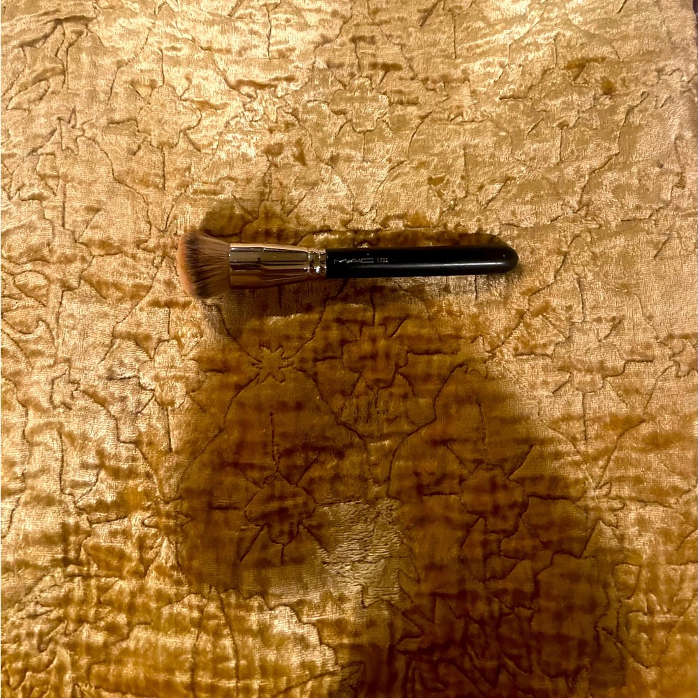 Mac 170s foundation brush.